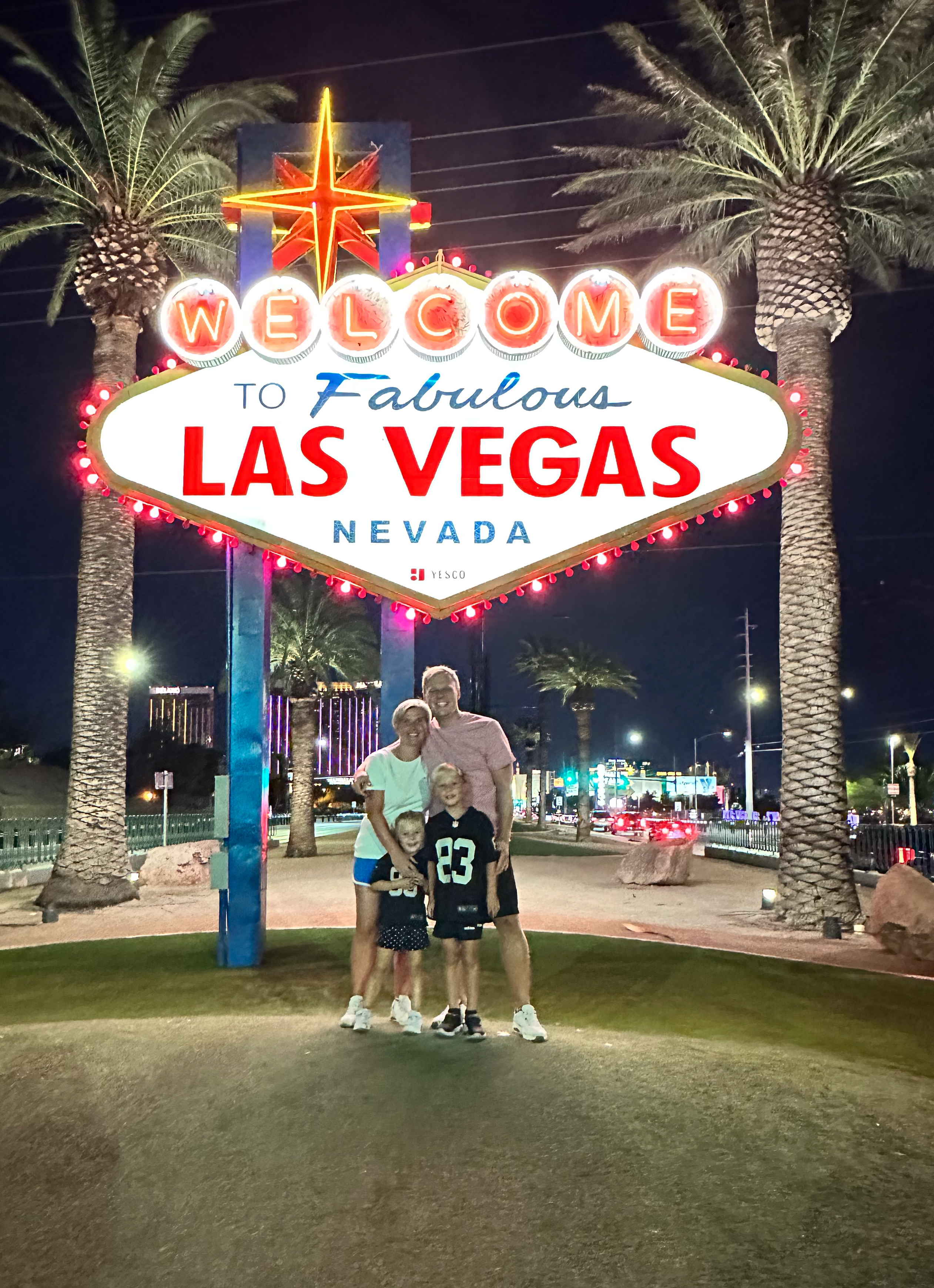 Dominique en Tom met Summer en Ethan aan het Welcome to Las Vegas-bord